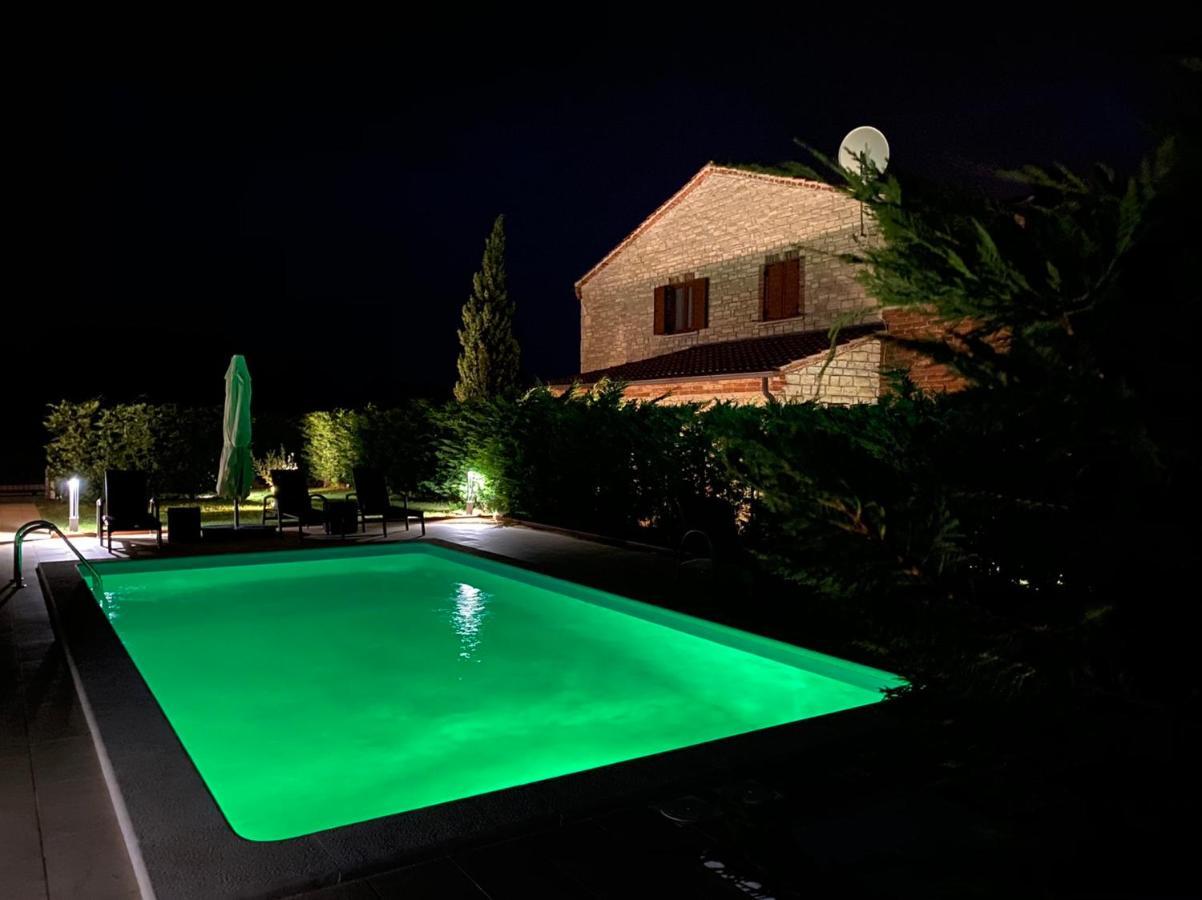 Villa Suzy With Heated Pool Svetvinčenat Zewnętrze zdjęcie