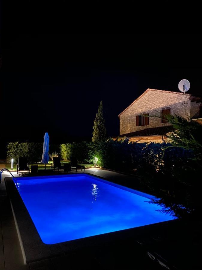 Villa Suzy With Heated Pool Svetvinčenat Zewnętrze zdjęcie